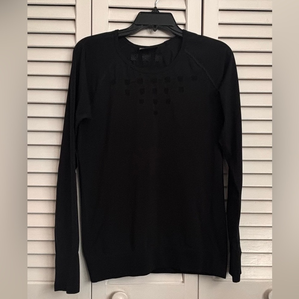 Athleta Women's Black athletic top with pattern